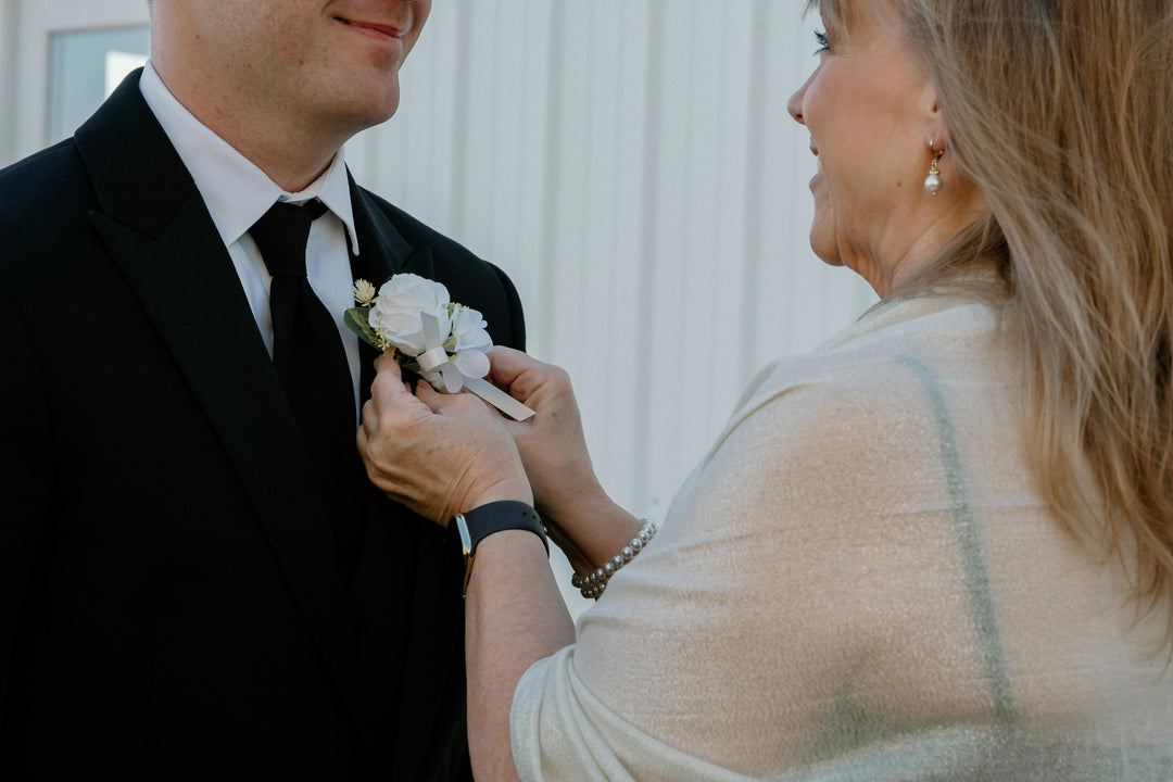 What to Gift Your Son on His Wedding Day – Meaningful Ideas from Mom and Dad